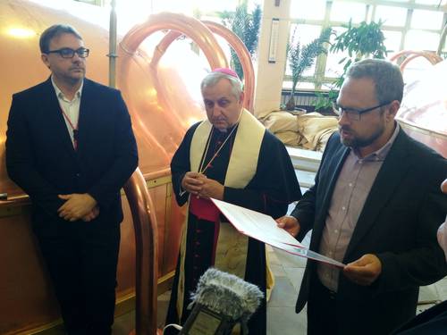 Zleva: ředitel Budvaru Petr Dvořák, biskup Vlastimil Kročil a ředitel Diecézní charity ČB Jiří Kohout