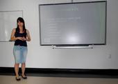 Mgr. Bc. Ilona Pelechová v průběhu přednášky na Jihočeské univerzitě v ČB o pobytové problematice cizinců v ČR