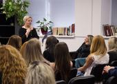 Dana Bedlánová přednáší na dubnové konferenci Návraty služby obětem trestných činů