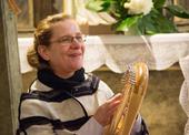 Eva Kozinská doprovázela vzpomínky na zemřelé kamarády hrou na lyru