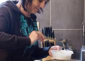 Šárka Žahourová, pracovnice Terénních programů Tábor nalévá polévku pro lidi bez domova. V kuchyni, kterou každý týden dává řeholní společenství Oblát