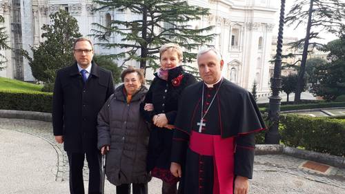 Ředitel Diecézní charity Č. Budějovice J. Kohout, M. Jarošová, I. Třebínová a biskup V. Kročil