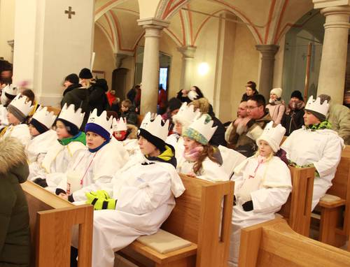 Koledníci čekají na požehnání od biskupa