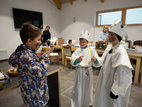 Koledníci mezi sebou často soutěží, kdo nashromáždí vyšší částku do pokladničky (foto: Zbyněk Novotný)